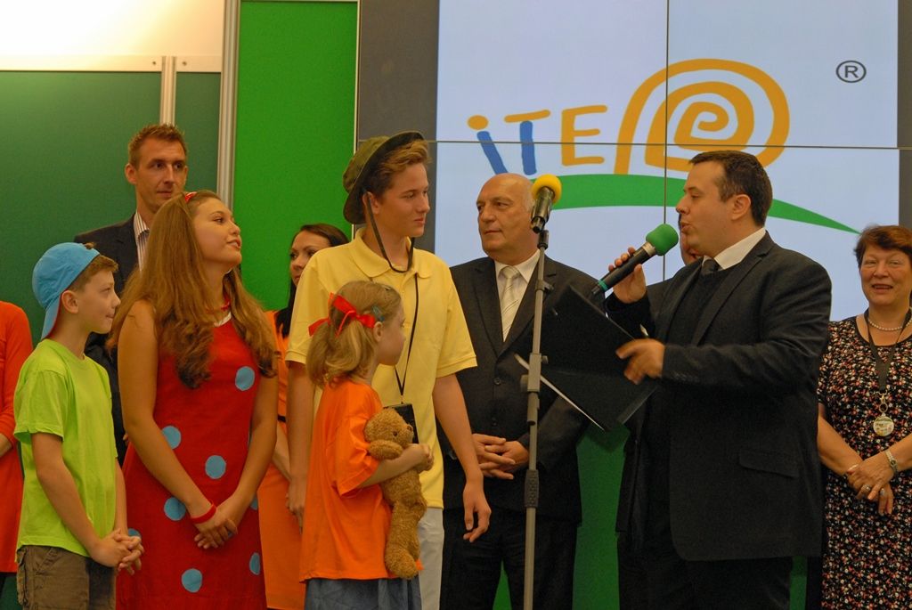 Plzeň se prezentuje prostřednictvím své příspěvkové organizace Plzeň – TURISMUS na třetím největším veletrhu cestovního ruchu v České republice. Desátý ročník veletrhu ITEP byl zahájen včera v Městské hale TJ Lokomotiva a potrvá do soboty. Přihlásilo se na něj 115 vystavovatelů z tuzemska i zahraničí. Nejvzdálenějším účastníkem je čínská provincie Če-ťiang, partnerský region Plzeňského kraje, který je organizátorem celé. Nabídka města Plzně se zaměřuje nejen na propagaci projektu Plzeň – Evropské hlavní město kultury 2015, ale i na turistické cíle, plzeňské gastronomické zážitky, možnosti ubytování či dopravy po městě. (foto: 25.9.2014)