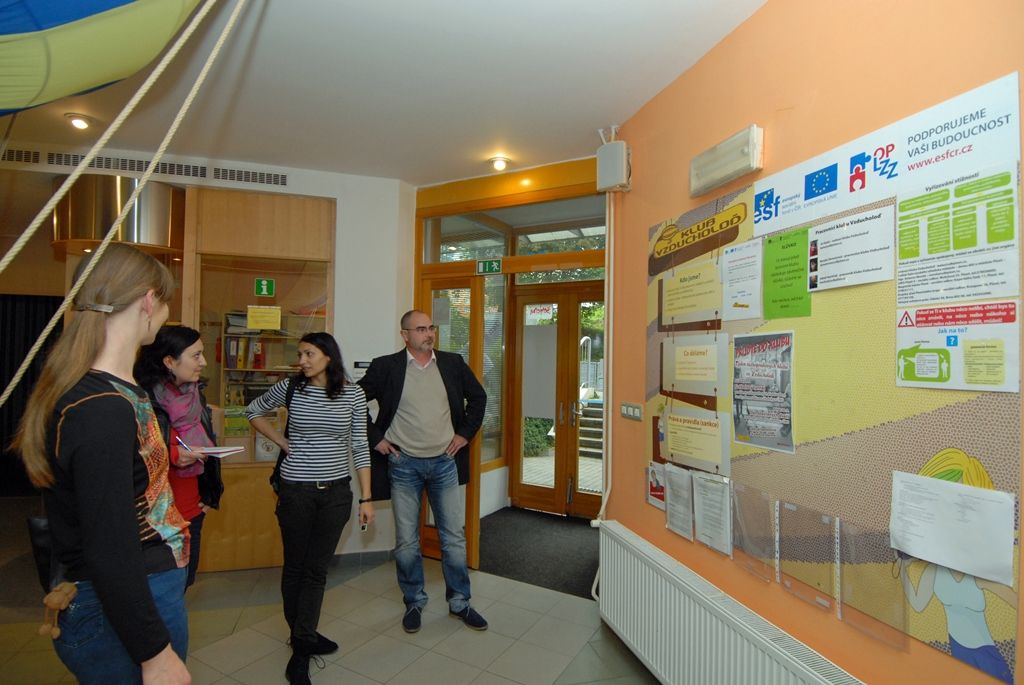 V rámci Týdne nízkoprahových klubů otevřelo své dveře veřejnosti mimo jiných centrum Vzducholoď Salesiánského střediska mládeže. Na to, co klub svým klientům nabízí a jaké prostory k tomu využívá, se přišel podívat také ekonomický náměstek primátora Martin Zrzavecký. (foto: 26.9.2014)