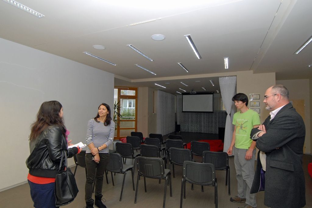V rámci Týdne nízkoprahových klubů otevřelo své dveře veřejnosti mimo jiných centrum Vzducholoď Salesiánského střediska mládeže. Na to, co klub svým klientům nabízí a jaké prostory k tomu využívá, se přišel podívat také ekonomický náměstek primátora Martin Zrzavecký. (foto: 26.9.2014)