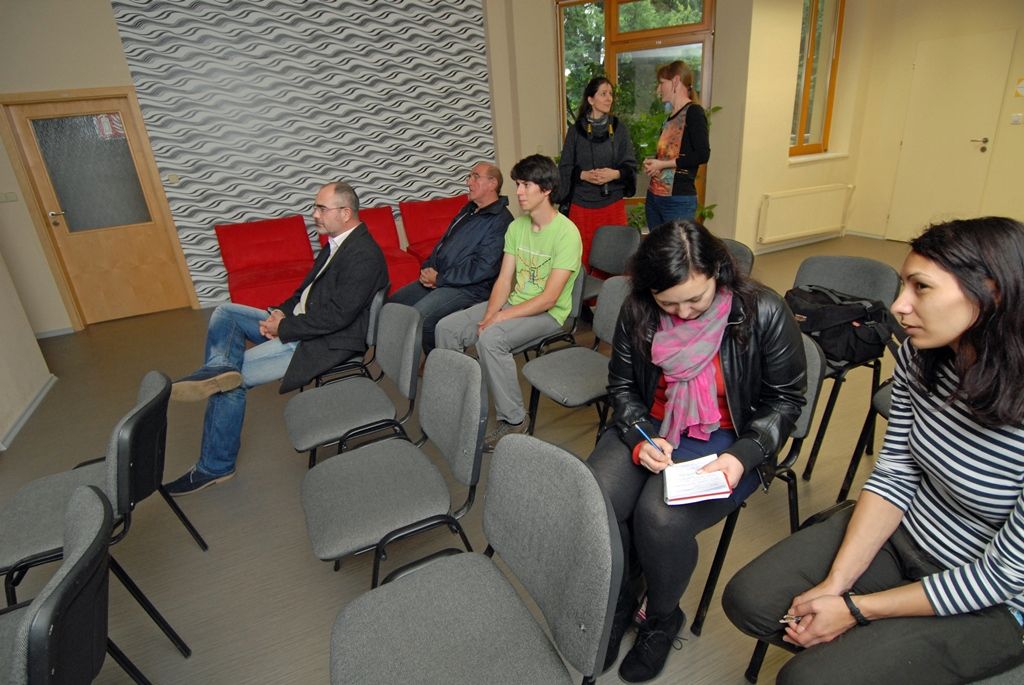 V rámci Týdne nízkoprahových klubů otevřelo své dveře veřejnosti mimo jiných centrum Vzducholoď Salesiánského střediska mládeže. Na to, co klub svým klientům nabízí a jaké prostory k tomu využívá, se přišel podívat také ekonomický náměstek primátora Martin Zrzavecký. (foto: 26.9.2014)