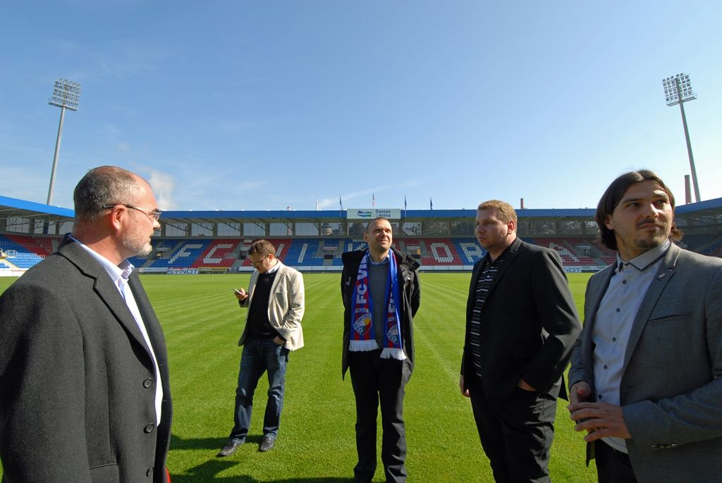 Otočné takzvané PTZ kamery na fotbalovém stadionu ve Štruncových sadech doplnil nový technologický systém Panomera. Jedná se o patentovanou multifokální senzorovou soustavu, která umožňuje sledovat rozsáhlé plochy ve velmi vysokém rozlišení z jednoho místa. (foto: 29.9.2014)