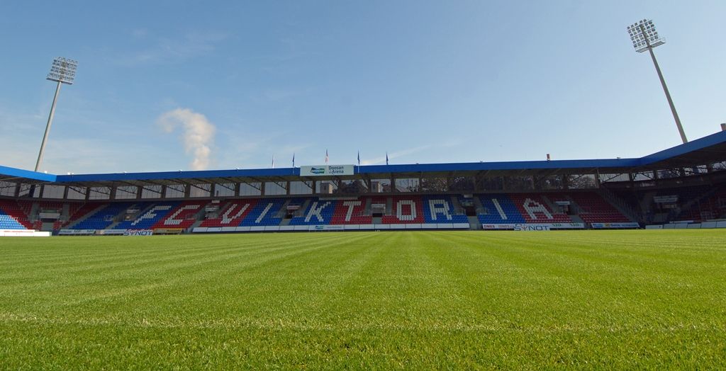 Otočné takzvané PTZ kamery na fotbalovém stadionu ve Štruncových sadech doplnil nový technologický systém Panomera. Jedná se o patentovanou multifokální senzorovou soustavu, která umožňuje sledovat rozsáhlé plochy ve velmi vysokém rozlišení z jednoho místa. (foto: 29.9.2014)