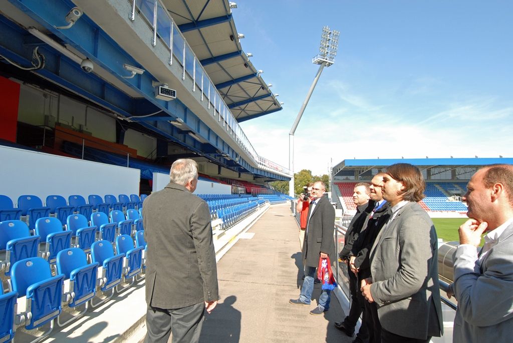 Otočné takzvané PTZ kamery na fotbalovém stadionu ve Štruncových sadech doplnil nový technologický systém Panomera. Jedná se o patentovanou multifokální senzorovou soustavu, která umožňuje sledovat rozsáhlé plochy ve velmi vysokém rozlišení z jednoho místa. (foto: 29.9.2014)