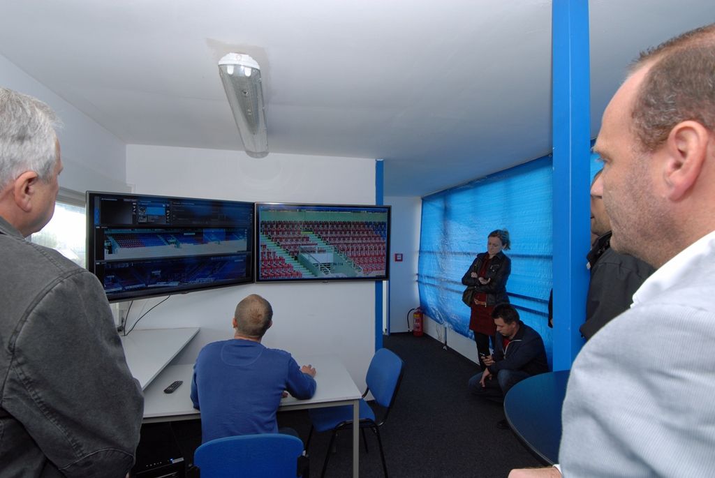 Otočné takzvané PTZ kamery na fotbalovém stadionu ve Štruncových sadech doplnil nový technologický systém Panomera. Jedná se o patentovanou multifokální senzorovou soustavu, která umožňuje sledovat rozsáhlé plochy ve velmi vysokém rozlišení z jednoho místa. (foto: 29.9.2014)
