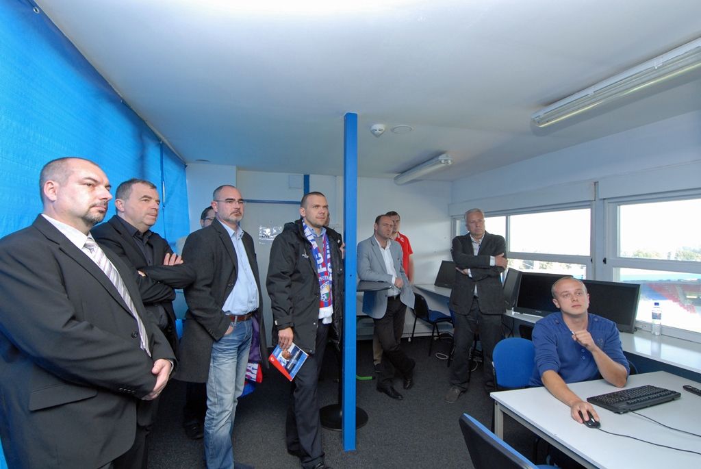 Otočné takzvané PTZ kamery na fotbalovém stadionu ve Štruncových sadech doplnil nový technologický systém Panomera. Jedná se o patentovanou multifokální senzorovou soustavu, která umožňuje sledovat rozsáhlé plochy ve velmi vysokém rozlišení z jednoho místa. (foto: 29.9.2014)