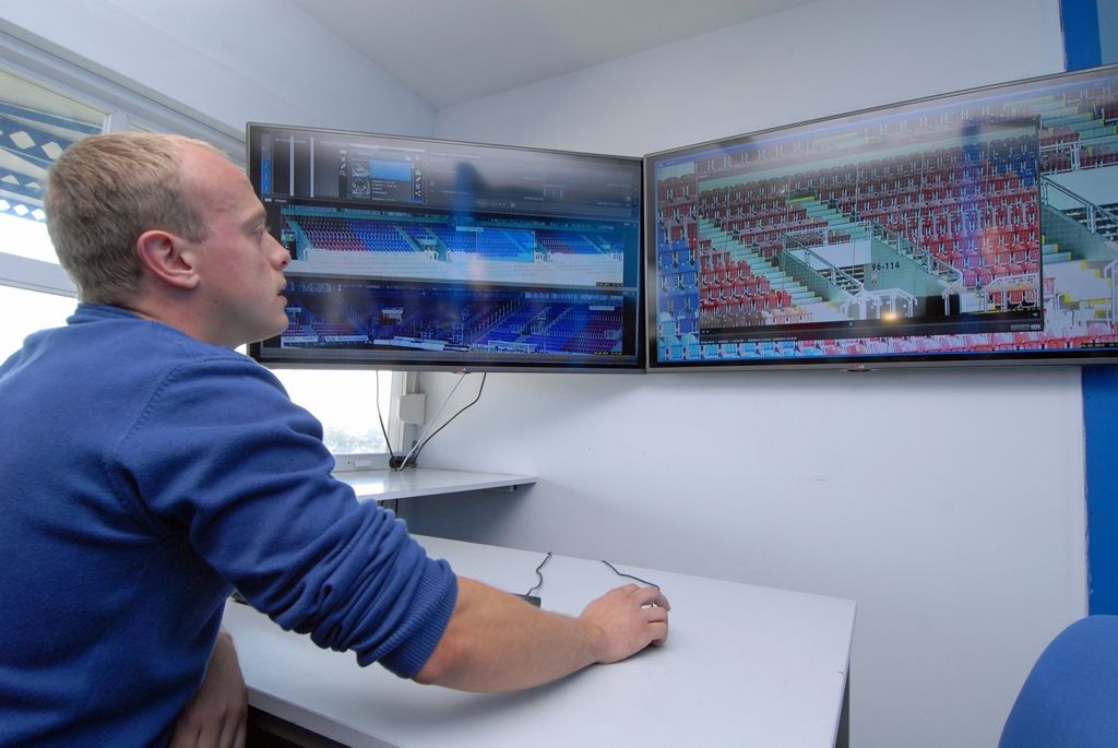 Otočné takzvané PTZ kamery na fotbalovém stadionu ve Štruncových sadech doplnil nový technologický systém Panomera. Jedná se o patentovanou multifokální senzorovou soustavu, která umožňuje sledovat rozsáhlé plochy ve velmi vysokém rozlišení z jednoho místa. (foto: 29.9.2014)