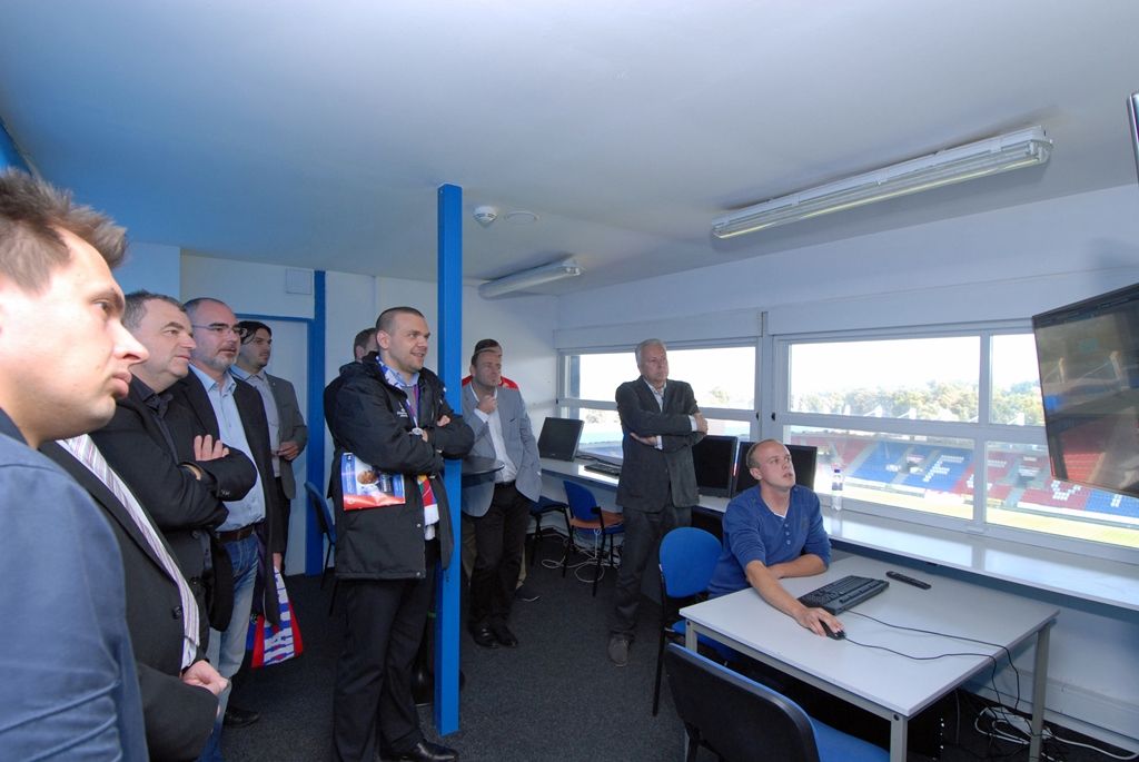 Otočné takzvané PTZ kamery na fotbalovém stadionu ve Štruncových sadech doplnil nový technologický systém Panomera. Jedná se o patentovanou multifokální senzorovou soustavu, která umožňuje sledovat rozsáhlé plochy ve velmi vysokém rozlišení z jednoho místa. (foto: 29.9.2014)