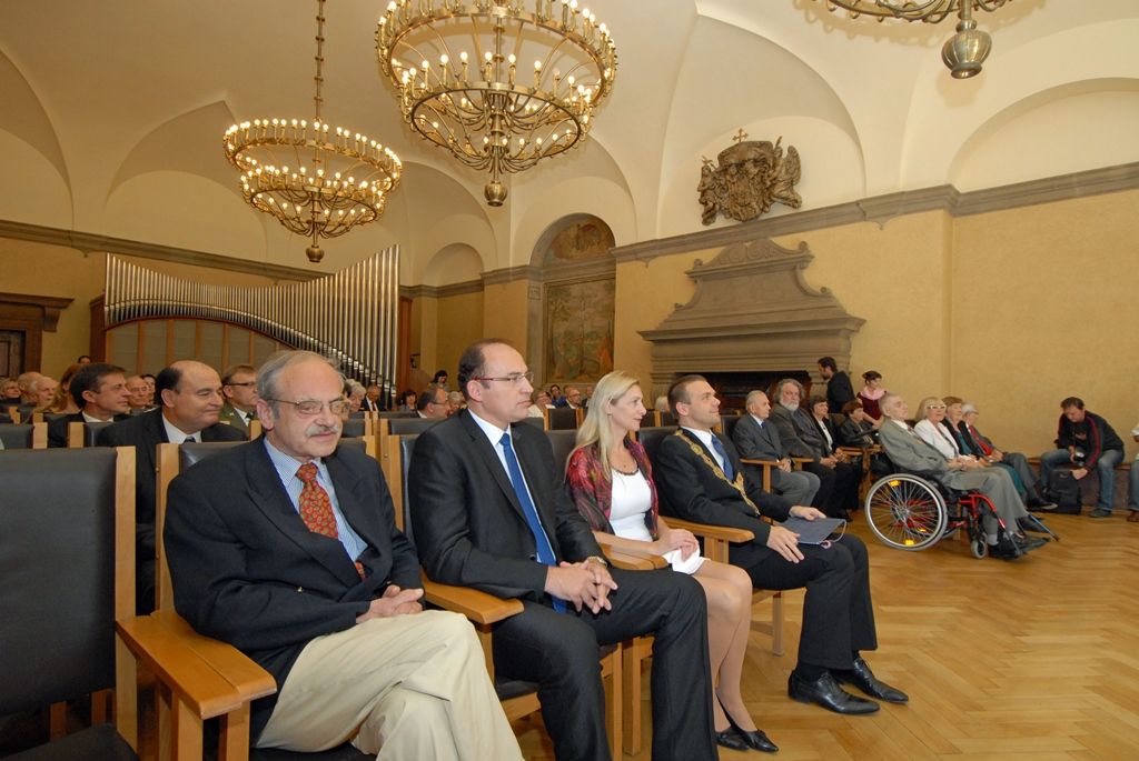 Cenu města Plzně získal na základě rozhodnutí Zastupitelstva města Plzně bývalý městský archivář PhDr. Ing. Ivan Martinovský za publikaci Dějiny města Plzně od počátků osídlení až po současnost, jejímž byl iniciátorem, autorem koncepce a vedoucím autorského kolektivu i jeho nejdůležitějším členem, a za spoluautorství edice Vladislavské zřízení zemské a navazující prameny. Vyobrazení městské historické pečetě obdrželi: prof. Ing. Gabriela Basařová, DrSc.; doc. MgA. Jan Burian; prof. MUDr. Jan Kilian, DrSc.; doc. akad. mal. Josef Mištera; PhDr. Dagmar Svatková. (foto: 28.9.2014)
