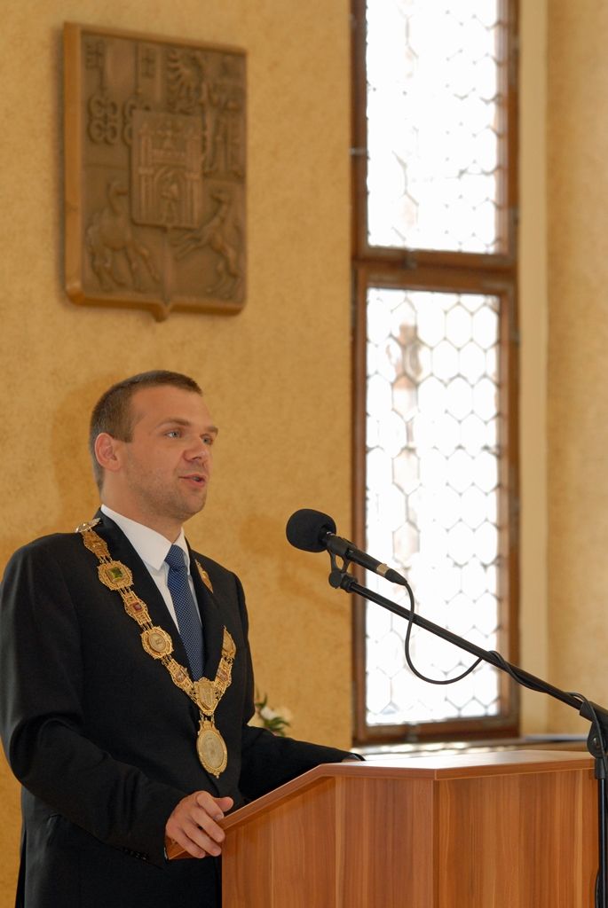 Cenu města Plzně získal na základě rozhodnutí Zastupitelstva města Plzně bývalý městský archivář PhDr. Ing. Ivan Martinovský za publikaci Dějiny města Plzně od počátků osídlení až po současnost, jejímž byl iniciátorem, autorem koncepce a vedoucím autorského kolektivu i jeho nejdůležitějším členem, a za spoluautorství edice Vladislavské zřízení zemské a navazující prameny. Vyobrazení městské historické pečetě obdrželi: prof. Ing. Gabriela Basařová, DrSc.; doc. MgA. Jan Burian; prof. MUDr. Jan Kilian, DrSc.; doc. akad. mal. Josef Mištera; PhDr. Dagmar Svatková. (foto: 28.9.2014)