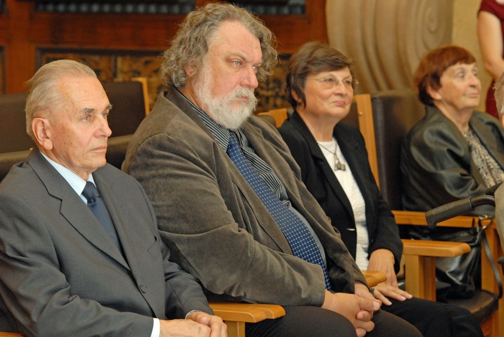 Cenu města Plzně získal na základě rozhodnutí Zastupitelstva města Plzně bývalý městský archivář PhDr. Ing. Ivan Martinovský za publikaci Dějiny města Plzně od počátků osídlení až po současnost, jejímž byl iniciátorem, autorem koncepce a vedoucím autorského kolektivu i jeho nejdůležitějším členem, a za spoluautorství edice Vladislavské zřízení zemské a navazující prameny. Vyobrazení městské historické pečetě obdrželi: prof. Ing. Gabriela Basařová, DrSc.; doc. MgA. Jan Burian; prof. MUDr. Jan Kilian, DrSc.; doc. akad. mal. Josef Mištera; PhDr. Dagmar Svatková. (foto: 28.9.2014)
