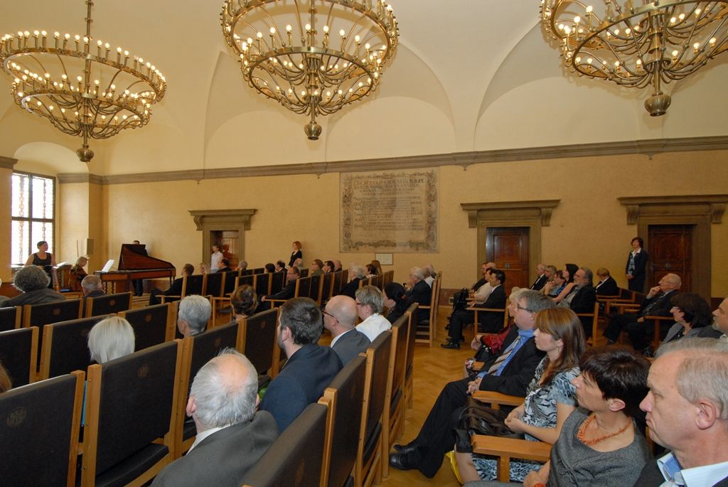 Cenu města Plzně získal na základě rozhodnutí Zastupitelstva města Plzně bývalý městský archivář PhDr. Ing. Ivan Martinovský za publikaci Dějiny města Plzně od počátků osídlení až po současnost, jejímž byl iniciátorem, autorem koncepce a vedoucím autorského kolektivu i jeho nejdůležitějším členem, a za spoluautorství edice Vladislavské zřízení zemské a navazující prameny. Vyobrazení městské historické pečetě obdrželi: prof. Ing. Gabriela Basařová, DrSc.; doc. MgA. Jan Burian; prof. MUDr. Jan Kilian, DrSc.; doc. akad. mal. Josef Mištera; PhDr. Dagmar Svatková. (foto: 28.9.2014)