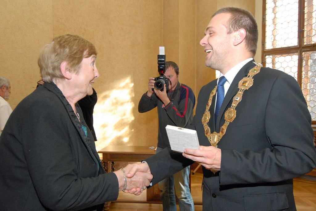 Cenu města Plzně získal na základě rozhodnutí Zastupitelstva města Plzně bývalý městský archivář PhDr. Ing. Ivan Martinovský za publikaci Dějiny města Plzně od počátků osídlení až po současnost, jejímž byl iniciátorem, autorem koncepce a vedoucím autorského kolektivu i jeho nejdůležitějším členem, a za spoluautorství edice Vladislavské zřízení zemské a navazující prameny. Vyobrazení městské historické pečetě obdrželi: prof. Ing. Gabriela Basařová, DrSc.; doc. MgA. Jan Burian; prof. MUDr. Jan Kilian, DrSc.; doc. akad. mal. Josef Mištera; PhDr. Dagmar Svatková. (foto: 28.9.2014)