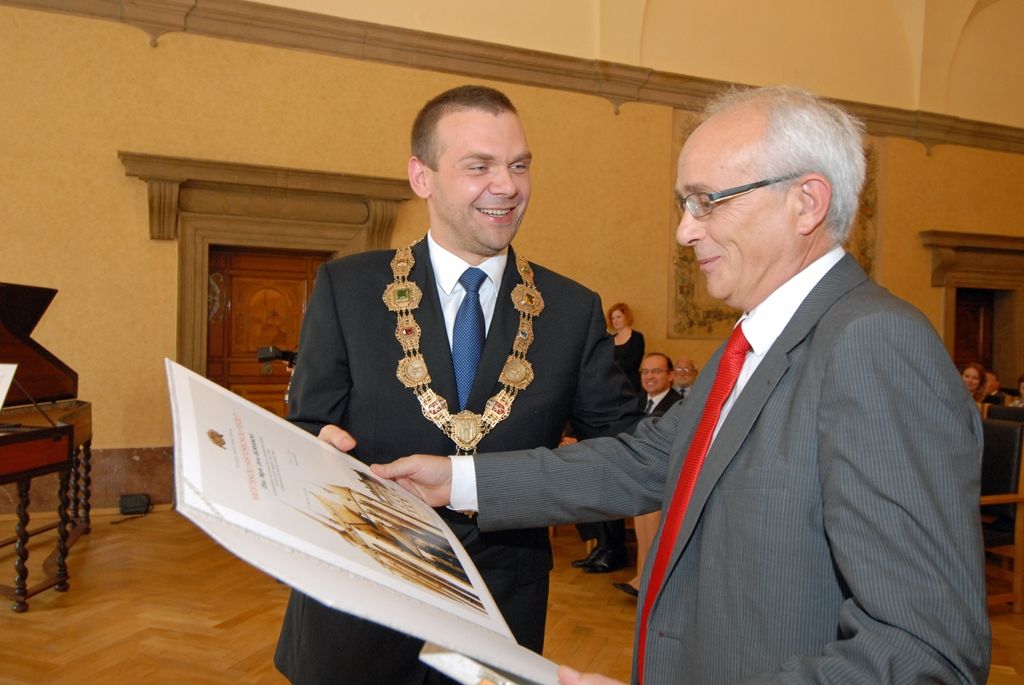 Cenu města Plzně získal na základě rozhodnutí Zastupitelstva města Plzně bývalý městský archivář PhDr. Ing. Ivan Martinovský za publikaci Dějiny města Plzně od počátků osídlení až po současnost, jejímž byl iniciátorem, autorem koncepce a vedoucím autorského kolektivu i jeho nejdůležitějším členem, a za spoluautorství edice Vladislavské zřízení zemské a navazující prameny. Vyobrazení městské historické pečetě obdrželi: prof. Ing. Gabriela Basařová, DrSc.; doc. MgA. Jan Burian; prof. MUDr. Jan Kilian, DrSc.; doc. akad. mal. Josef Mištera; PhDr. Dagmar Svatková. (foto: 28.9.2014)