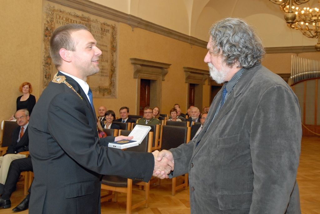 Cenu města Plzně získal na základě rozhodnutí Zastupitelstva města Plzně bývalý městský archivář PhDr. Ing. Ivan Martinovský za publikaci Dějiny města Plzně od počátků osídlení až po současnost, jejímž byl iniciátorem, autorem koncepce a vedoucím autorského kolektivu i jeho nejdůležitějším členem, a za spoluautorství edice Vladislavské zřízení zemské a navazující prameny. Vyobrazení městské historické pečetě obdrželi: prof. Ing. Gabriela Basařová, DrSc.; doc. MgA. Jan Burian; prof. MUDr. Jan Kilian, DrSc.; doc. akad. mal. Josef Mištera; PhDr. Dagmar Svatková. (foto: 28.9.2014)
