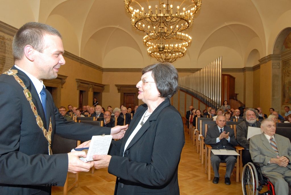 Cenu města Plzně získal na základě rozhodnutí Zastupitelstva města Plzně bývalý městský archivář PhDr. Ing. Ivan Martinovský za publikaci Dějiny města Plzně od počátků osídlení až po současnost, jejímž byl iniciátorem, autorem koncepce a vedoucím autorského kolektivu i jeho nejdůležitějším členem, a za spoluautorství edice Vladislavské zřízení zemské a navazující prameny. Vyobrazení městské historické pečetě obdrželi: prof. Ing. Gabriela Basařová, DrSc.; doc. MgA. Jan Burian; prof. MUDr. Jan Kilian, DrSc.; doc. akad. mal. Josef Mištera; PhDr. Dagmar Svatková. (foto: 28.9.2014)