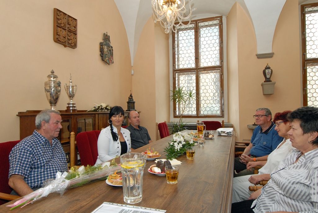 Poděkováním za dlouholeté vedení a udržování motocyklových závodů na ploché dráze začalo setkání radní pro oblast školství, mládeže, sportu a životního prostředí Ireny Rottové se zástupci Plochodrážního klubu Leopoldem Klímou, Martinem Voráčkem, Jaroslavem Lucákem, Boženou Řehořovou a Jaroslavou Erhartovou. (foto: 30.9.2014)