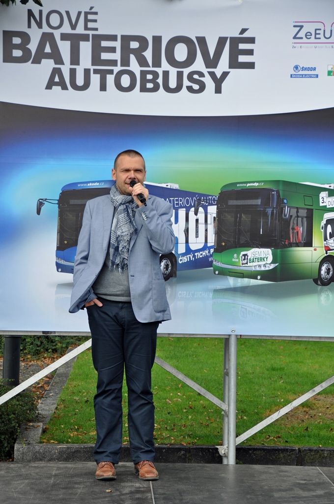 Dva plně elektrické, bezemisní a tiché autobusy začnou ve zkušebním provozu od jara příštího roku vozit cestující městskou veřejnou dopravou. Plzeň je tak jako jediné město střední a východní Evropy součástí projektu ZeEUS, který se věnuje řešení elektromobility v oblasti veřejné dopravy. Představení prvního z dvojice rychlonabíjecích elektrobusů se za město zúčastnili primátor Martin Baxa a jeho náměstkové Martin Zrzavecký, Miloslav Šimák a Pavel Šindelář. (foto: 1.10.2014)