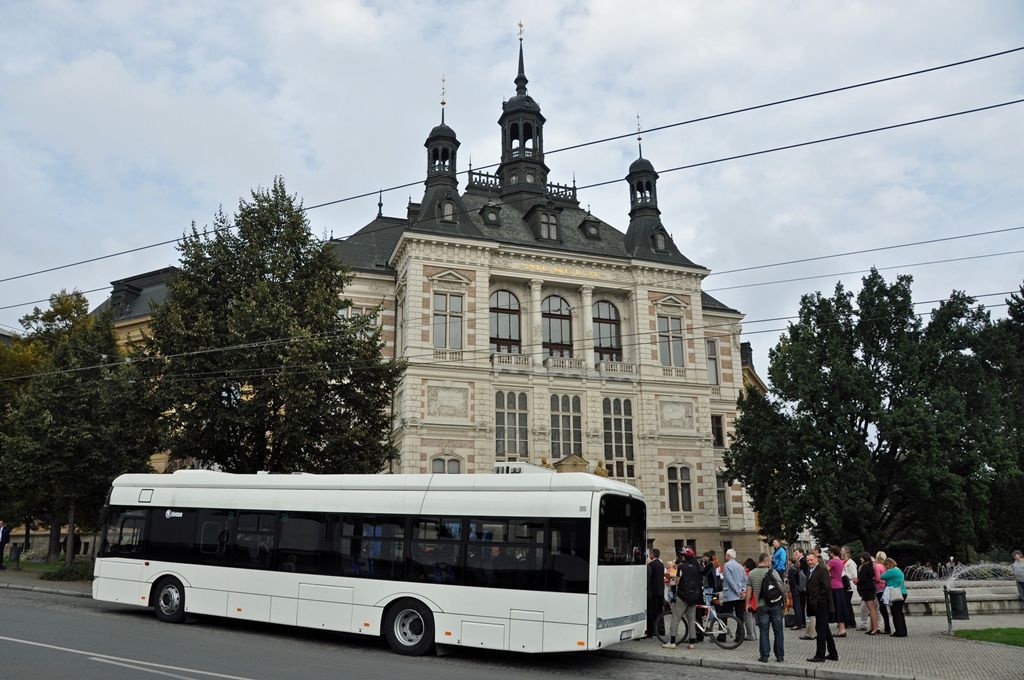 Plzeň představila rychlonabíjecí elektrobus, na jaře 2015 začne vozit cestující