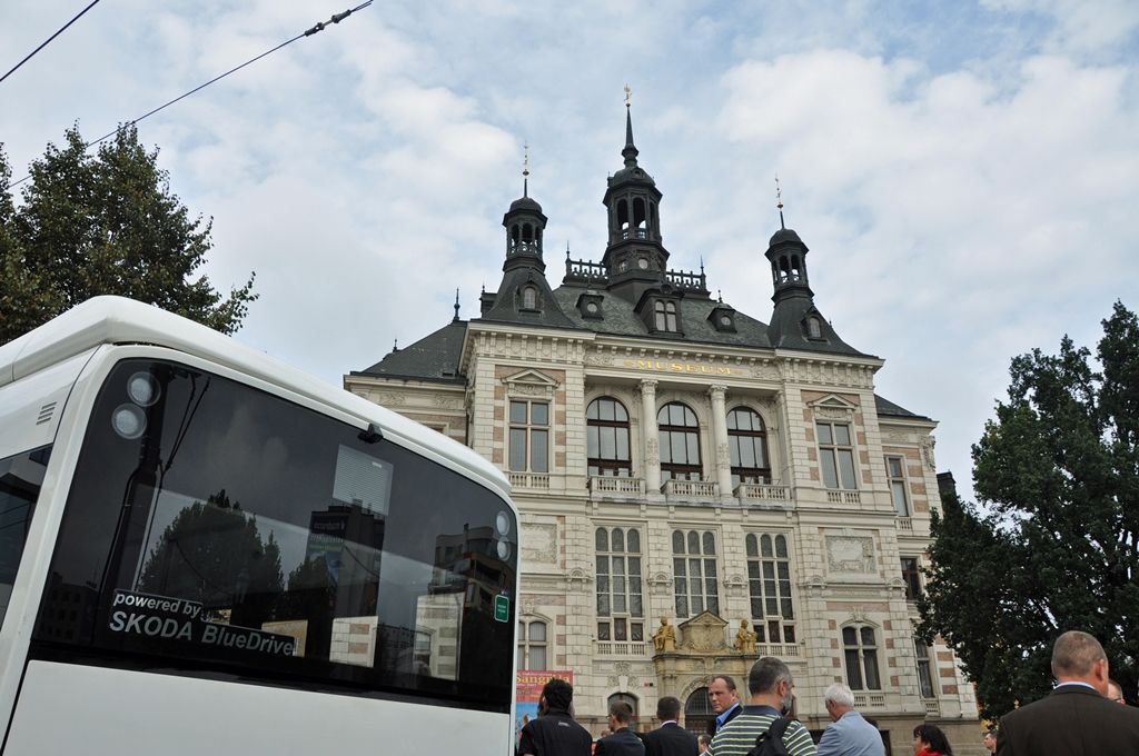 Dva plně elektrické, bezemisní a tiché autobusy začnou ve zkušebním provozu od jara příštího roku vozit cestující městskou veřejnou dopravou. Plzeň je tak jako jediné město střední a východní Evropy součástí projektu ZeEUS, který se věnuje řešení elektromobility v oblasti veřejné dopravy. Představení prvního z dvojice rychlonabíjecích elektrobusů se za město zúčastnili primátor Martin Baxa a jeho náměstkové Martin Zrzavecký, Miloslav Šimák a Pavel Šindelář. (foto: 1.10.2014)