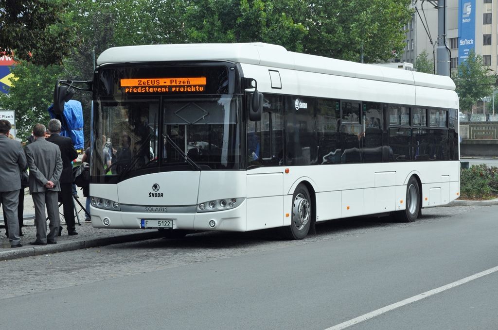 Dva plně elektrické, bezemisní a tiché autobusy začnou ve zkušebním provozu od jara příštího roku vozit cestující městskou veřejnou dopravou. Plzeň je tak jako jediné město střední a východní Evropy součástí projektu ZeEUS, který se věnuje řešení elektromobility v oblasti veřejné dopravy. Představení prvního z dvojice rychlonabíjecích elektrobusů se za město zúčastnili primátor Martin Baxa a jeho náměstkové Martin Zrzavecký, Miloslav Šimák a Pavel Šindelář. (foto: 1.10.2014)