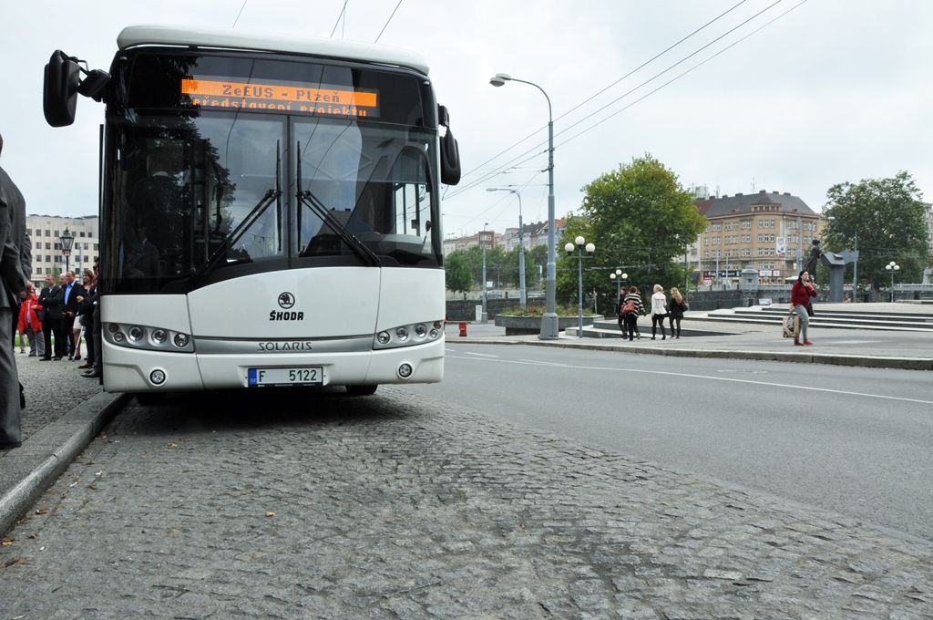 Dva plně elektrické, bezemisní a tiché autobusy začnou ve zkušebním provozu od jara příštího roku vozit cestující městskou veřejnou dopravou. Plzeň je tak jako jediné město střední a východní Evropy součástí projektu ZeEUS, který se věnuje řešení elektromobility v oblasti veřejné dopravy. Představení prvního z dvojice rychlonabíjecích elektrobusů se za město zúčastnili primátor Martin Baxa a jeho náměstkové Martin Zrzavecký, Miloslav Šimák a Pavel Šindelář. (foto: 1.10.2014)