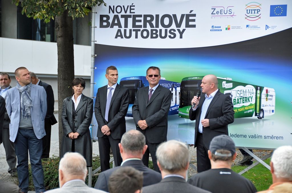 Dva plně elektrické, bezemisní a tiché autobusy začnou ve zkušebním provozu od jara příštího roku vozit cestující městskou veřejnou dopravou. Plzeň je tak jako jediné město střední a východní Evropy součástí projektu ZeEUS, který se věnuje řešení elektromobility v oblasti veřejné dopravy. Představení prvního z dvojice rychlonabíjecích elektrobusů se za město zúčastnili primátor Martin Baxa a jeho náměstkové Martin Zrzavecký, Miloslav Šimák a Pavel Šindelář. (foto: 1.10.2014)