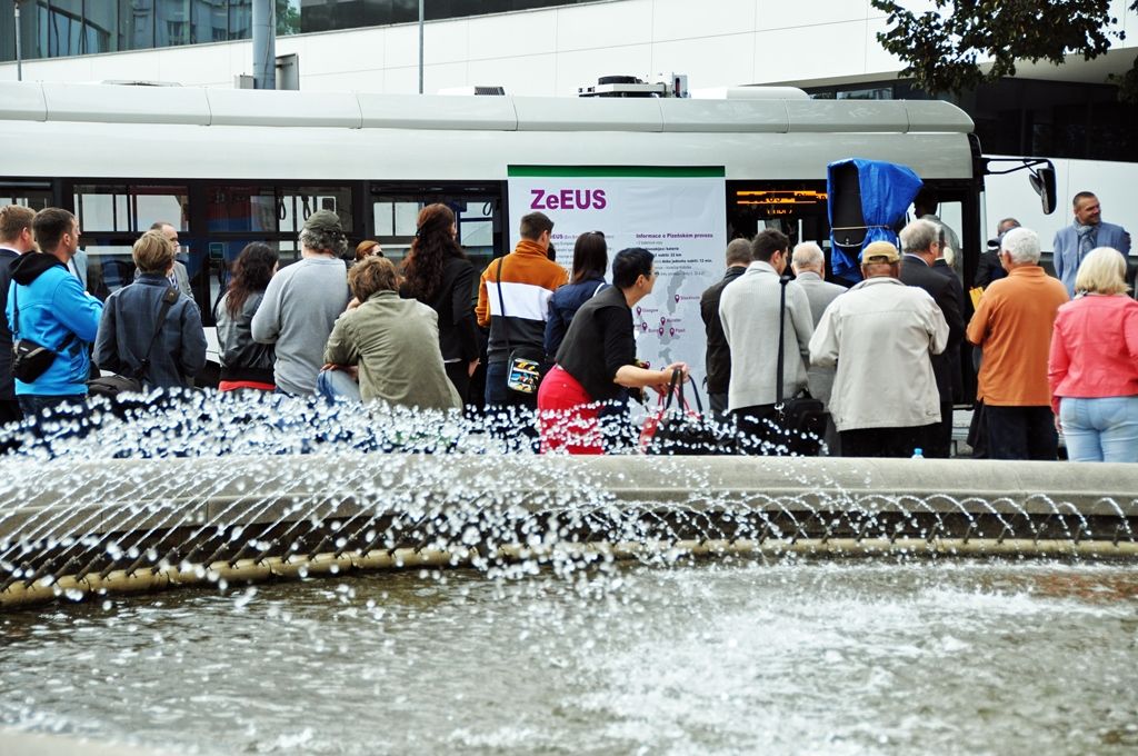 Dva plně elektrické, bezemisní a tiché autobusy začnou ve zkušebním provozu od jara příštího roku vozit cestující městskou veřejnou dopravou. Plzeň je tak jako jediné město střední a východní Evropy součástí projektu ZeEUS, který se věnuje řešení elektromobility v oblasti veřejné dopravy. Představení prvního z dvojice rychlonabíjecích elektrobusů se za město zúčastnili primátor Martin Baxa a jeho náměstkové Martin Zrzavecký, Miloslav Šimák a Pavel Šindelář. (foto: 1.10.2014)
