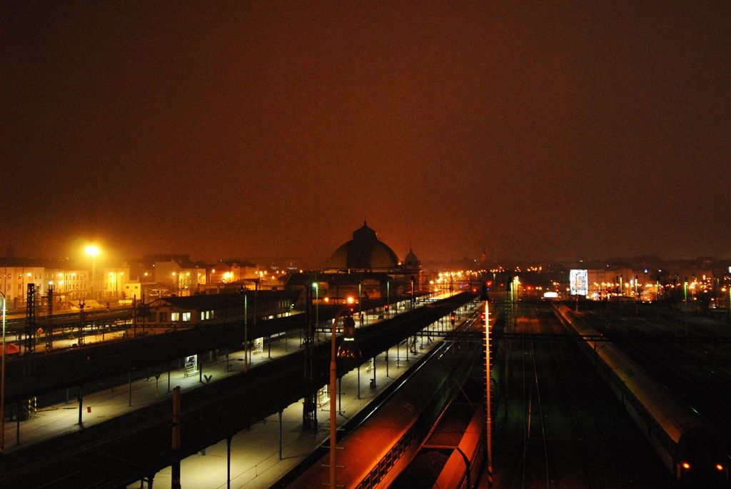 Hlavní vlakové nádraží v Plzni ponořené do tmy (foto: 5.2.2009)