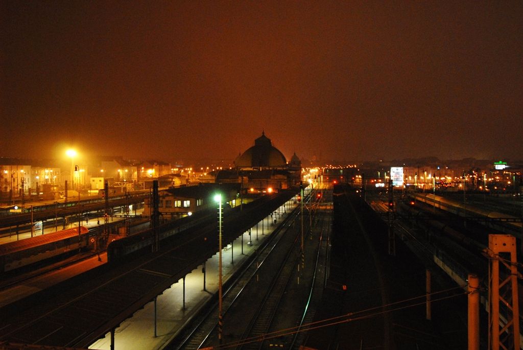 Hlavní vlakové nádraží v Plzni ponořené do tmy (foto: 5.2.2009)