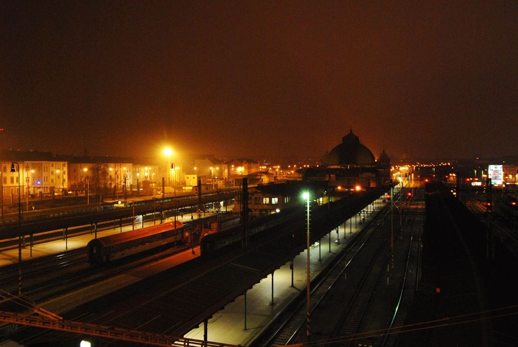 Hlavní vlakové nádraží v Plzni ponořené do tmy (foto: 5.2.2009)