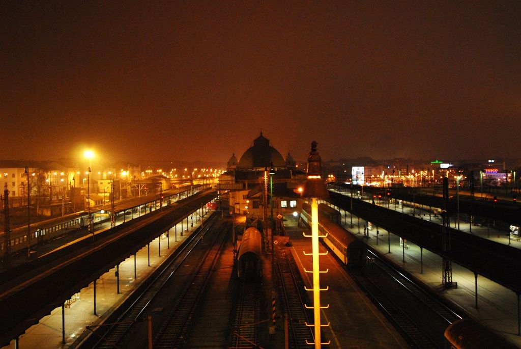 Hlavní vlakové nádraží v Plzni ponořené do tmy (foto: 5.2.2009)
