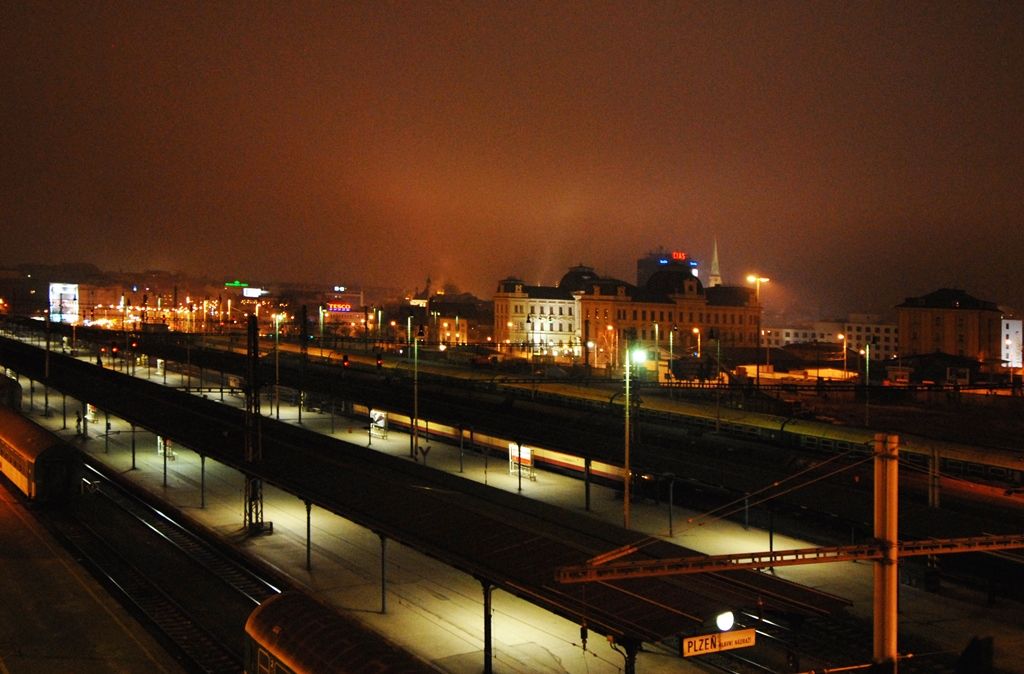Hlavní vlakové nádraží v Plzni ponořené do tmy (foto: 5.2.2009)