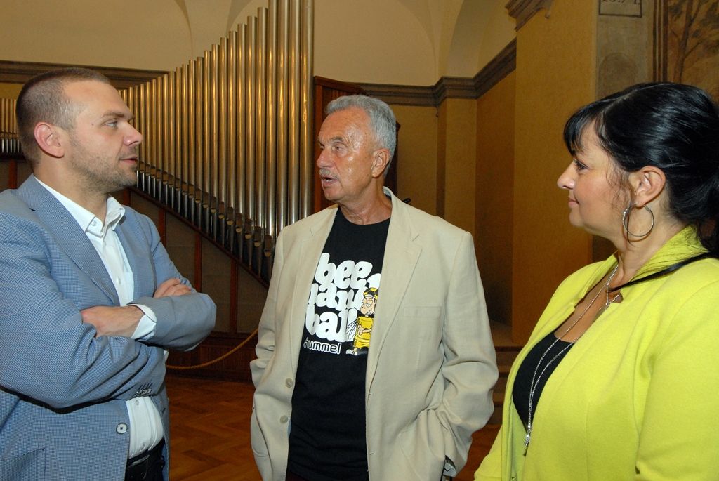 „V posledních letech se Plzni ve sportu daří. Mohli jsme oslavovat nejdůležitější tituly fotbalové, hokejové a házenkářské. A právě házená je dnes úspěšná i díky vám, kteří jste ji před lety zakládali, hráli a organizovali.“ Těmito slovy přivítal primátor Martin Baxa úspěšné legendy plzeňského házenkářského sportu. Pozvání Ireny Rottové, radní pro oblast školství, mládeže, sportu a životního prostředí, přijali medailisté z mistrovství světa a olympijských her, mistři ligy z roku 1974 a hráči první ligy. Z osobností, které se společného setkání zúčastnily, se většina v současné době věnuje sportovní výchově nové generace. „Jsem ráda, že jsme se mohli znovu setkat, přeji vám pevné zdraví a ať se vám daří,“ popřála Irena Rottová bývalým hráčkám a hráčům. (foto: 2.10.2014)