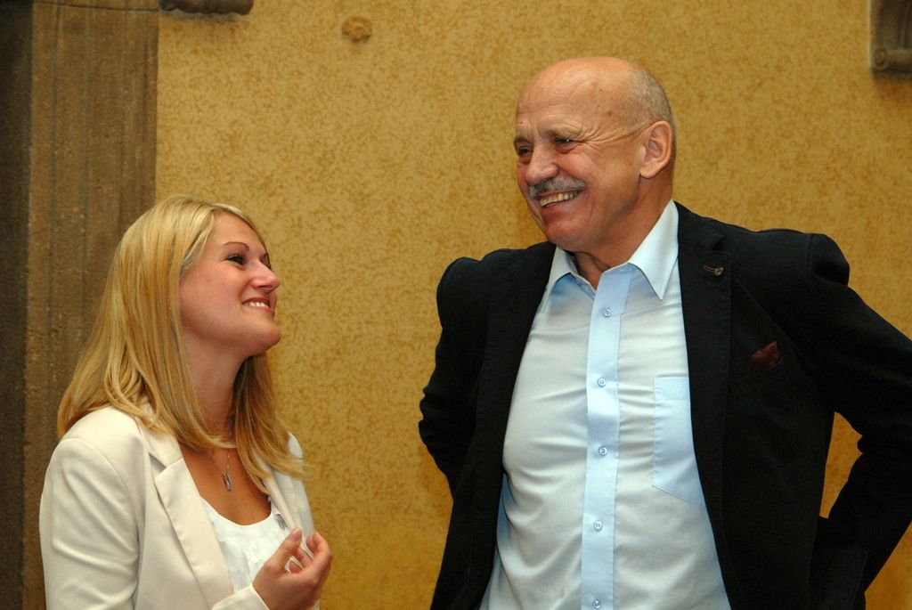 „V posledních letech se Plzni ve sportu daří. Mohli jsme oslavovat nejdůležitější tituly fotbalové, hokejové a házenkářské. A právě házená je dnes úspěšná i díky vám, kteří jste ji před lety zakládali, hráli a organizovali.“ Těmito slovy přivítal primátor Martin Baxa úspěšné legendy plzeňského házenkářského sportu. Pozvání Ireny Rottové, radní pro oblast školství, mládeže, sportu a životního prostředí, přijali medailisté z mistrovství světa a olympijských her, mistři ligy z roku 1974 a hráči první ligy. Z osobností, které se společného setkání zúčastnily, se většina v současné době věnuje sportovní výchově nové generace. „Jsem ráda, že jsme se mohli znovu setkat, přeji vám pevné zdraví a ať se vám daří,“ popřála Irena Rottová bývalým hráčkám a hráčům. (foto: 2.10.2014)
