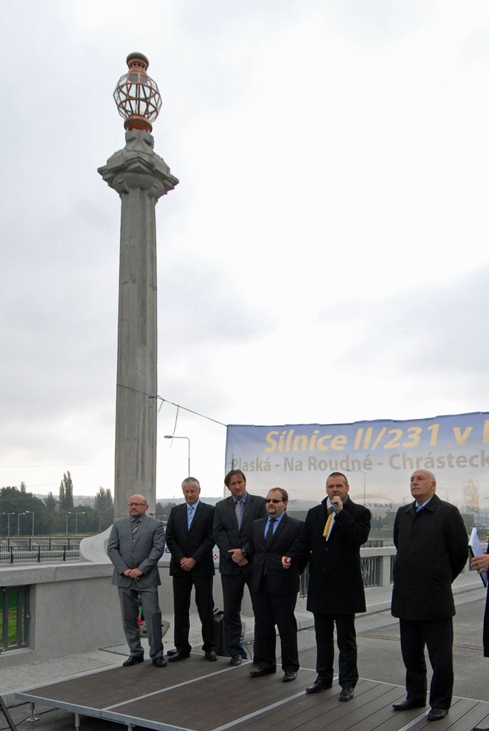 Přestože řidiči nový most přes Berounku na Jateční ulici používají již od června, slavnostně byl do provozu uveden v úterý 7. října. Investiční akce zahrnovala několik dílčích částí, z nichž stěžejní byla právě stavba nového mostního objektu a také rekonstrukce historického mostu, v roce 1997 prohlášeného nemovitou kulturní památkou. Jeho oprava skončila nedávno a zahrnovala sanace všech povrchů tak, aby byla prodloužena životnost a sjednocen vzhled. Součástí byla i rekonstrukce lamp a zábradlí, které nakonec vzhledem ke špatnému stavu muselo být vyměněno za nové. (foto: 7.10.2014)