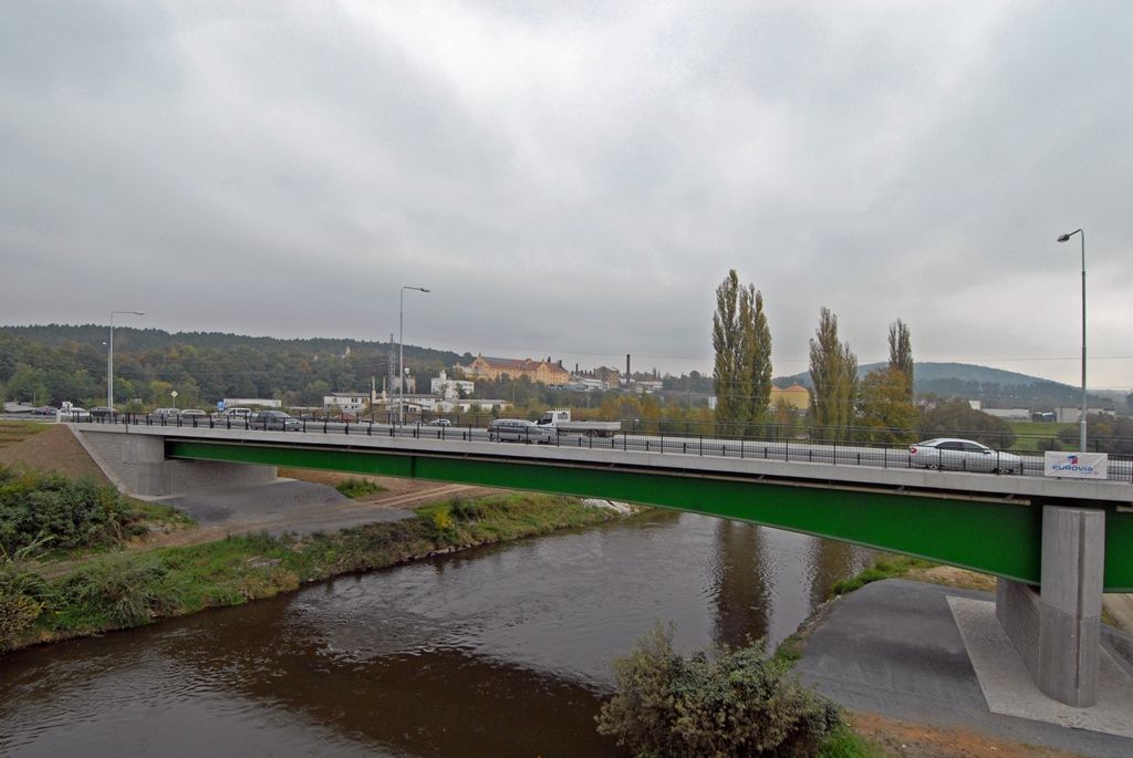 Přestože řidiči nový most přes Berounku na Jateční ulici používají již od června, slavnostně byl do provozu uveden v úterý 7. října. Investiční akce zahrnovala několik dílčích částí, z nichž stěžejní byla právě stavba nového mostního objektu a také rekonstrukce historického mostu, v roce 1997 prohlášeného nemovitou kulturní památkou. Jeho oprava skončila nedávno a zahrnovala sanace všech povrchů tak, aby byla prodloužena životnost a sjednocen vzhled. Součástí byla i rekonstrukce lamp a zábradlí, které nakonec vzhledem ke špatnému stavu muselo být vyměněno za nové. (foto: 7.10.2014)