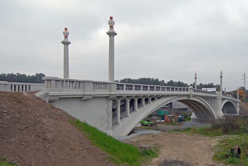 Přestože řidiči nový most přes Berounku na Jateční ulici používají již od června, slavnostně byl do provozu uveden v úterý 7. října. Investiční akce zahrnovala několik dílčích částí, z nichž stěžejní byla právě stavba nového mostního objektu a také rekonstrukce historického mostu, v roce 1997 prohlášeného nemovitou kulturní památkou. Jeho oprava skončila nedávno a zahrnovala sanace všech povrchů tak, aby byla prodloužena životnost a sjednocen vzhled. Součástí byla i rekonstrukce lamp a zábradlí, které nakonec vzhledem ke špatnému stavu muselo být vyměněno za nové. (foto: 7.10.2014)