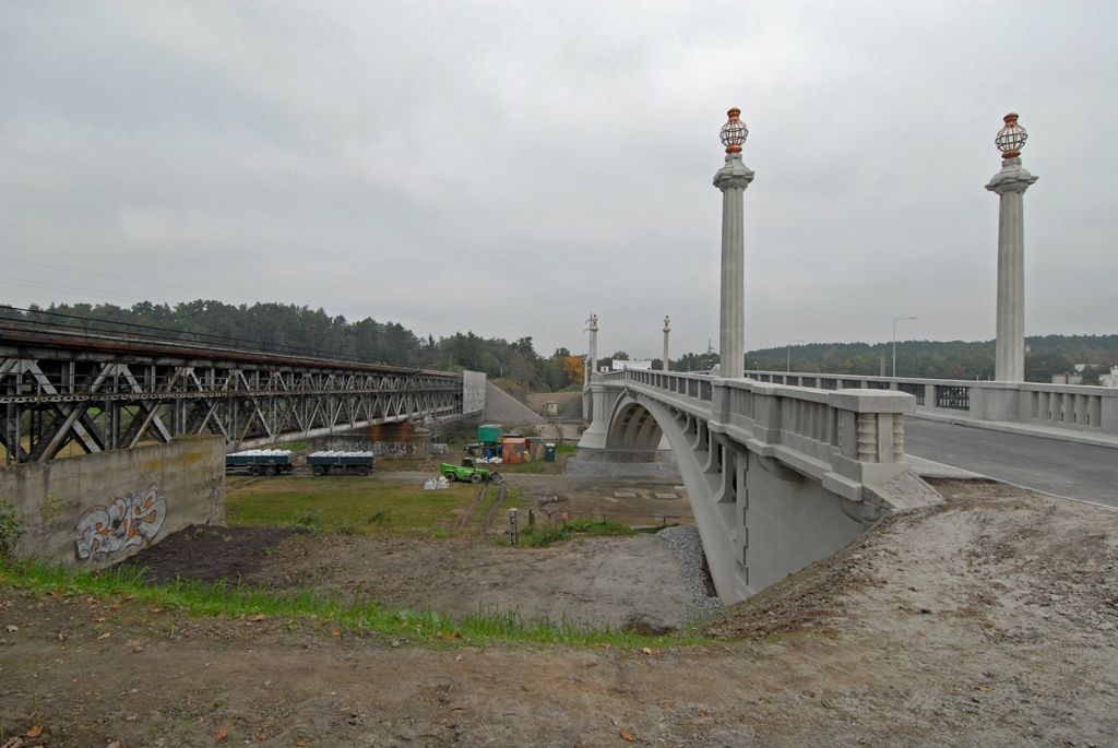 Přestože řidiči nový most přes Berounku na Jateční ulici používají již od června, slavnostně byl do provozu uveden v úterý 7. října. Investiční akce zahrnovala několik dílčích částí, z nichž stěžejní byla právě stavba nového mostního objektu a také rekonstrukce historického mostu, v roce 1997 prohlášeného nemovitou kulturní památkou. Jeho oprava skončila nedávno a zahrnovala sanace všech povrchů tak, aby byla prodloužena životnost a sjednocen vzhled. Součástí byla i rekonstrukce lamp a zábradlí, které nakonec vzhledem ke špatnému stavu muselo být vyměněno za nové. (foto: 7.10.2014)