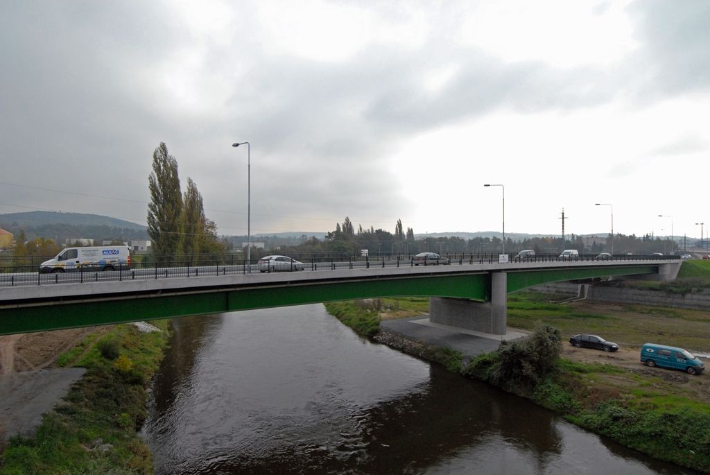 Přestože řidiči nový most přes Berounku na Jateční ulici používají již od června, slavnostně byl do provozu uveden v úterý 7. října. Investiční akce zahrnovala několik dílčích částí, z nichž stěžejní byla právě stavba nového mostního objektu a také rekonstrukce historického mostu, v roce 1997 prohlášeného nemovitou kulturní památkou. Jeho oprava skončila nedávno a zahrnovala sanace všech povrchů tak, aby byla prodloužena životnost a sjednocen vzhled. Součástí byla i rekonstrukce lamp a zábradlí, které nakonec vzhledem ke špatnému stavu muselo být vyměněno za nové. (foto: 7.10.2014)