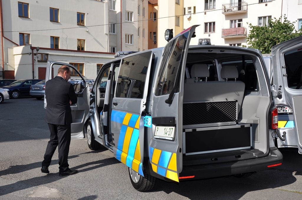 Nové vozidlo převzalo Městské ředitelství policie Plzeň od zástupců města v rámci podpory základních složek Integrovaného záchranného systému. Město na speciální vůz věnovalo částku ve výši jednoho milionu korun, čímž téměř beze zbytku pokrylo jeho pořizovací náklady. Devítimístný VW Transporter je speciálně vybaven přepravní jednotkou pro dlouhé zbraně, sadou výstražných světel s rozhlasovým zařízením a spojovacími prostředky. Vzhledem ke kvalitám jej policisté mohou využít i v málo přístupném terénu při povodni nebo k plnění speciálních úkolů. Sloužit bude i k zásahům v případě útoku „šílených“ střelců. (foto: Z. Kubalová, 7.10.2014)