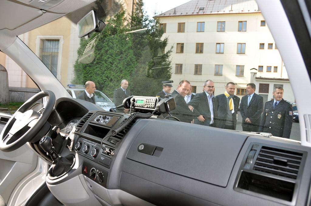 Nové vozidlo převzalo Městské ředitelství policie Plzeň od zástupců města v rámci podpory základních složek Integrovaného záchranného systému. Město na speciální vůz věnovalo částku ve výši jednoho milionu korun, čímž téměř beze zbytku pokrylo jeho pořizovací náklady. Devítimístný VW Transporter je speciálně vybaven přepravní jednotkou pro dlouhé zbraně, sadou výstražných světel s rozhlasovým zařízením a spojovacími prostředky. Vzhledem ke kvalitám jej policisté mohou využít i v málo přístupném terénu při povodni nebo k plnění speciálních úkolů. Sloužit bude i k zásahům v případě útoku „šílených“ střelců. (foto: Z. Kubalová, 7.10.2014)