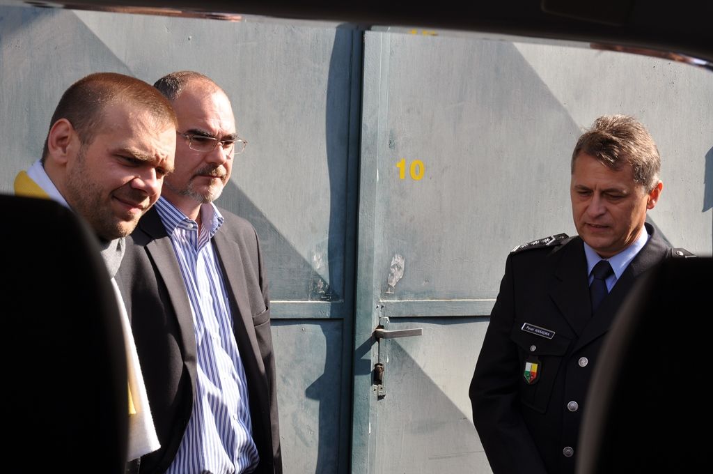 Nové vozidlo převzalo Městské ředitelství policie Plzeň od zástupců města v rámci podpory základních složek Integrovaného záchranného systému. Město na speciální vůz věnovalo částku ve výši jednoho milionu korun, čímž téměř beze zbytku pokrylo jeho pořizovací náklady. Devítimístný VW Transporter je speciálně vybaven přepravní jednotkou pro dlouhé zbraně, sadou výstražných světel s rozhlasovým zařízením a spojovacími prostředky. Vzhledem ke kvalitám jej policisté mohou využít i v málo přístupném terénu při povodni nebo k plnění speciálních úkolů. Sloužit bude i k zásahům v případě útoku „šílených“ střelců. (foto: Z. Kubalová, 7.10.2014)