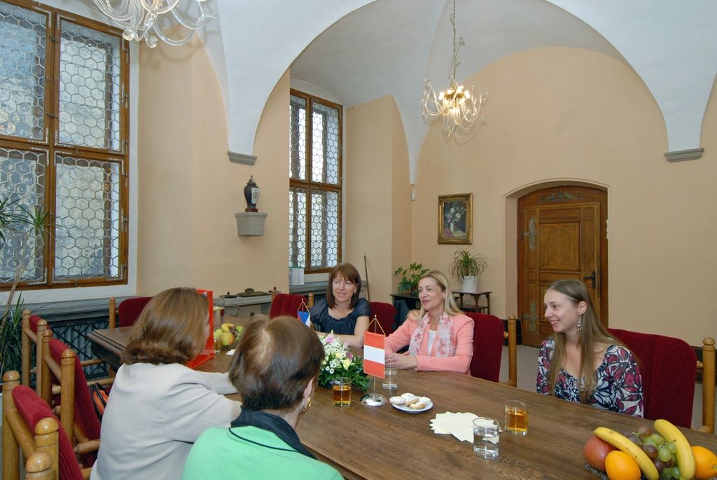 Vernisáž dvou výstav Vizuální poezie peruánské malířky žijící v Anglii Jane McLelland a Ztracený ráj českého malíře a nekonvenčního výtvarníka Otto Plachta předcházela slavnostnímu zahájení Týdne hispánské kultury. Uskutečnilo se v úterý 7. října v obřadní síni plzeňské radnice za přítomnosti velvyslankyně Peruánské republiky J. E. Maríe Landaveri Porturas, zástupce Velvyslanectví Španělska a náměstkyně primátora pro kulturu a cestovní ruch Evy Herinkové. (foto: 7.10.2014)