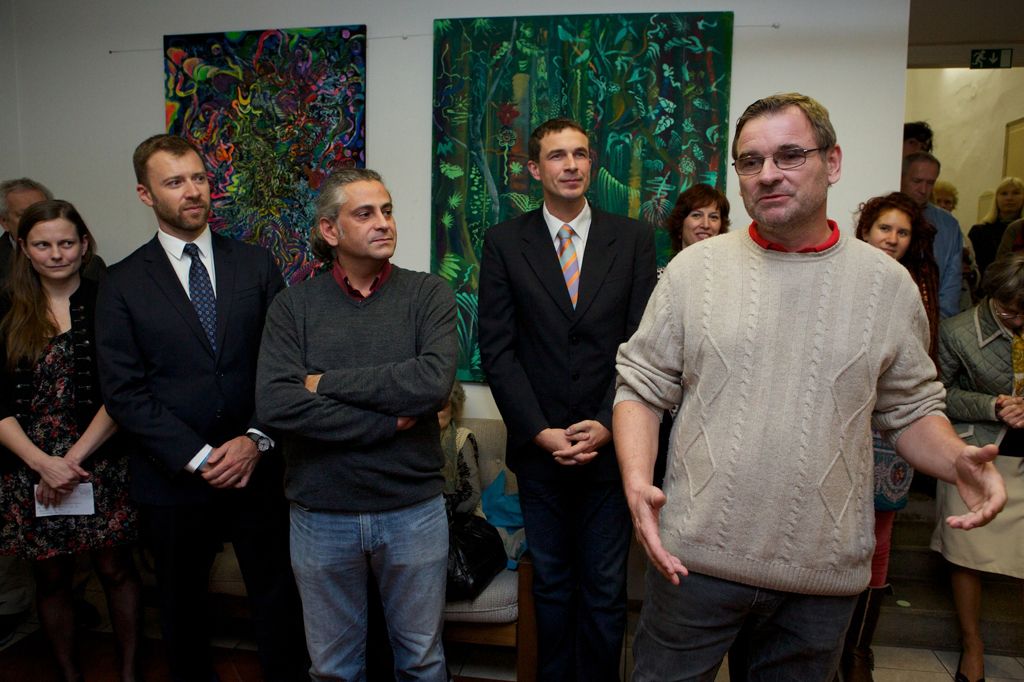 Vernisáž dvou výstav Vizuální poezie peruánské malířky žijící v Anglii Jane McLelland a Ztracený ráj českého malíře a nekonvenčního výtvarníka Otto Plachta předcházela slavnostnímu zahájení Týdne hispánské kultury. Uskutečnilo se v úterý 7. října v obřadní síni plzeňské radnice za přítomnosti velvyslankyně Peruánské republiky J. E. Maríe Landaveri Porturas, zástupce Velvyslanectví Španělska a náměstkyně primátora pro kulturu a cestovní ruch Evy Herinkové. (foto: 7.10.2014)