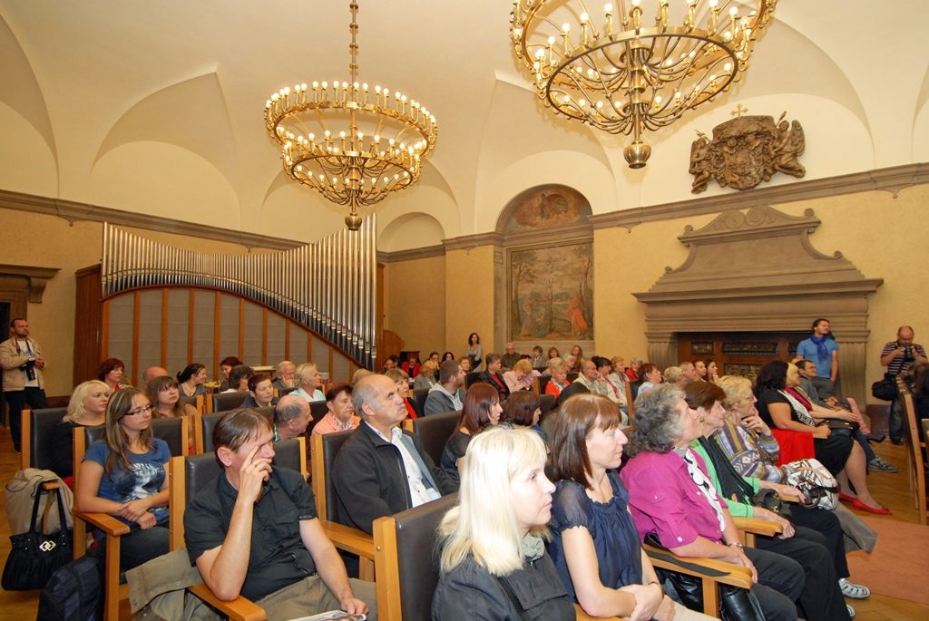 Vernisáž dvou výstav Vizuální poezie peruánské malířky žijící v Anglii Jane McLelland a Ztracený ráj českého malíře a nekonvenčního výtvarníka Otto Plachta předcházela slavnostnímu zahájení Týdne hispánské kultury. Uskutečnilo se v úterý 7. října v obřadní síni plzeňské radnice za přítomnosti velvyslankyně Peruánské republiky J. E. Maríe Landaveri Porturas, zástupce Velvyslanectví Španělska a náměstkyně primátora pro kulturu a cestovní ruch Evy Herinkové. (foto: 7.10.2014)