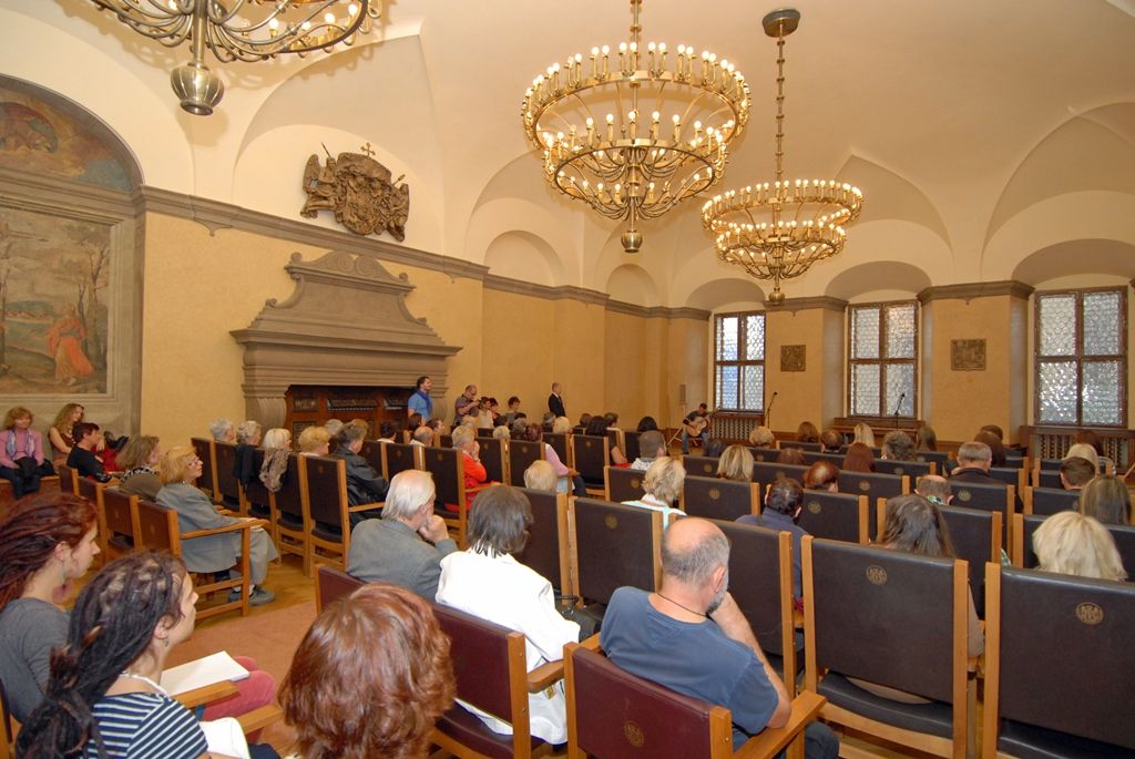 Vernisáž dvou výstav Vizuální poezie peruánské malířky žijící v Anglii Jane McLelland a Ztracený ráj českého malíře a nekonvenčního výtvarníka Otto Plachta předcházela slavnostnímu zahájení Týdne hispánské kultury. Uskutečnilo se v úterý 7. října v obřadní síni plzeňské radnice za přítomnosti velvyslankyně Peruánské republiky J. E. Maríe Landaveri Porturas, zástupce Velvyslanectví Španělska a náměstkyně primátora pro kulturu a cestovní ruch Evy Herinkové. (foto: 7.10.2014)