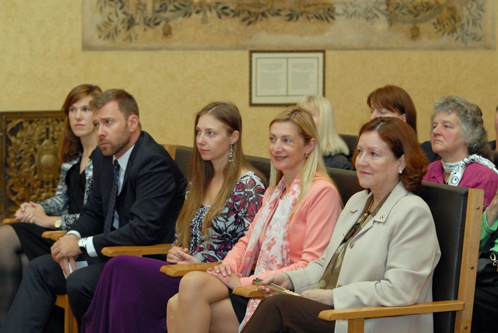 Vernisáž dvou výstav Vizuální poezie peruánské malířky žijící v Anglii Jane McLelland a Ztracený ráj českého malíře a nekonvenčního výtvarníka Otto Plachta předcházela slavnostnímu zahájení Týdne hispánské kultury. Uskutečnilo se v úterý 7. října v obřadní síni plzeňské radnice za přítomnosti velvyslankyně Peruánské republiky J. E. Maríe Landaveri Porturas, zástupce Velvyslanectví Španělska a náměstkyně primátora pro kulturu a cestovní ruch Evy Herinkové. (foto: 7.10.2014)