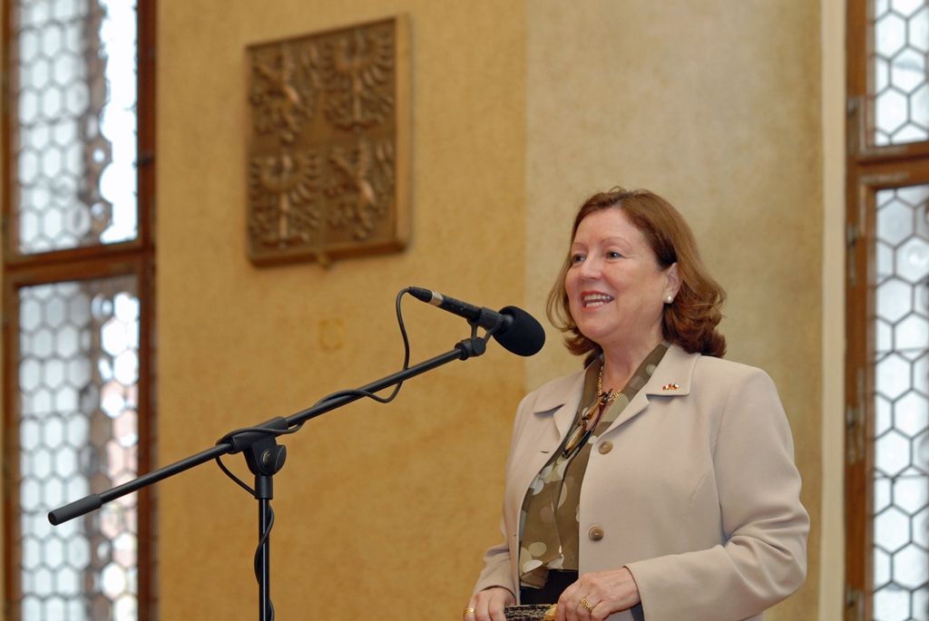 Vernisáž dvou výstav Vizuální poezie peruánské malířky žijící v Anglii Jane McLelland a Ztracený ráj českého malíře a nekonvenčního výtvarníka Otto Plachta předcházela slavnostnímu zahájení Týdne hispánské kultury. Uskutečnilo se v úterý 7. října v obřadní síni plzeňské radnice za přítomnosti velvyslankyně Peruánské republiky J. E. Maríe Landaveri Porturas, zástupce Velvyslanectví Španělska a náměstkyně primátora pro kulturu a cestovní ruch Evy Herinkové. (foto: 7.10.2014)