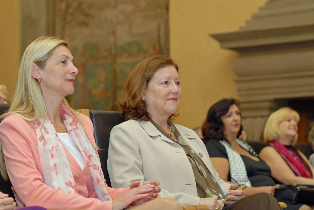 Vernisáž dvou výstav Vizuální poezie peruánské malířky žijící v Anglii Jane McLelland a Ztracený ráj českého malíře a nekonvenčního výtvarníka Otto Plachta předcházela slavnostnímu zahájení Týdne hispánské kultury. Uskutečnilo se v úterý 7. října v obřadní síni plzeňské radnice za přítomnosti velvyslankyně Peruánské republiky J. E. Maríe Landaveri Porturas, zástupce Velvyslanectví Španělska a náměstkyně primátora pro kulturu a cestovní ruch Evy Herinkové. (foto: 7.10.2014)