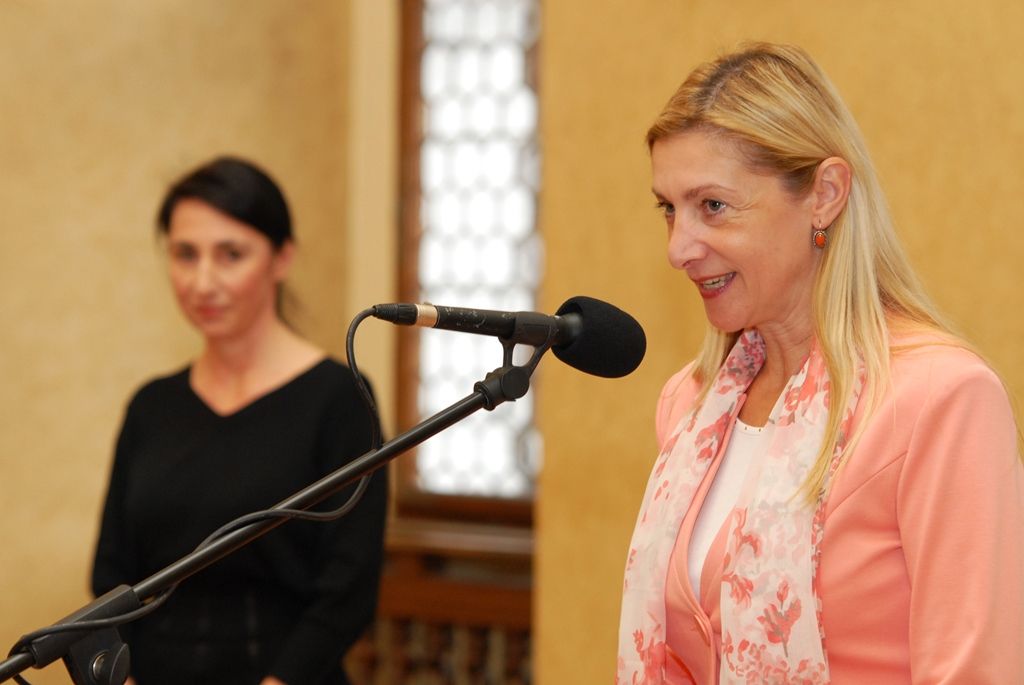 Vernisáž dvou výstav Vizuální poezie peruánské malířky žijící v Anglii Jane McLelland a Ztracený ráj českého malíře a nekonvenčního výtvarníka Otto Plachta předcházela slavnostnímu zahájení Týdne hispánské kultury. Uskutečnilo se v úterý 7. října v obřadní síni plzeňské radnice za přítomnosti velvyslankyně Peruánské republiky J. E. Maríe Landaveri Porturas, zástupce Velvyslanectví Španělska a náměstkyně primátora pro kulturu a cestovní ruch Evy Herinkové. (foto: 7.10.2014)